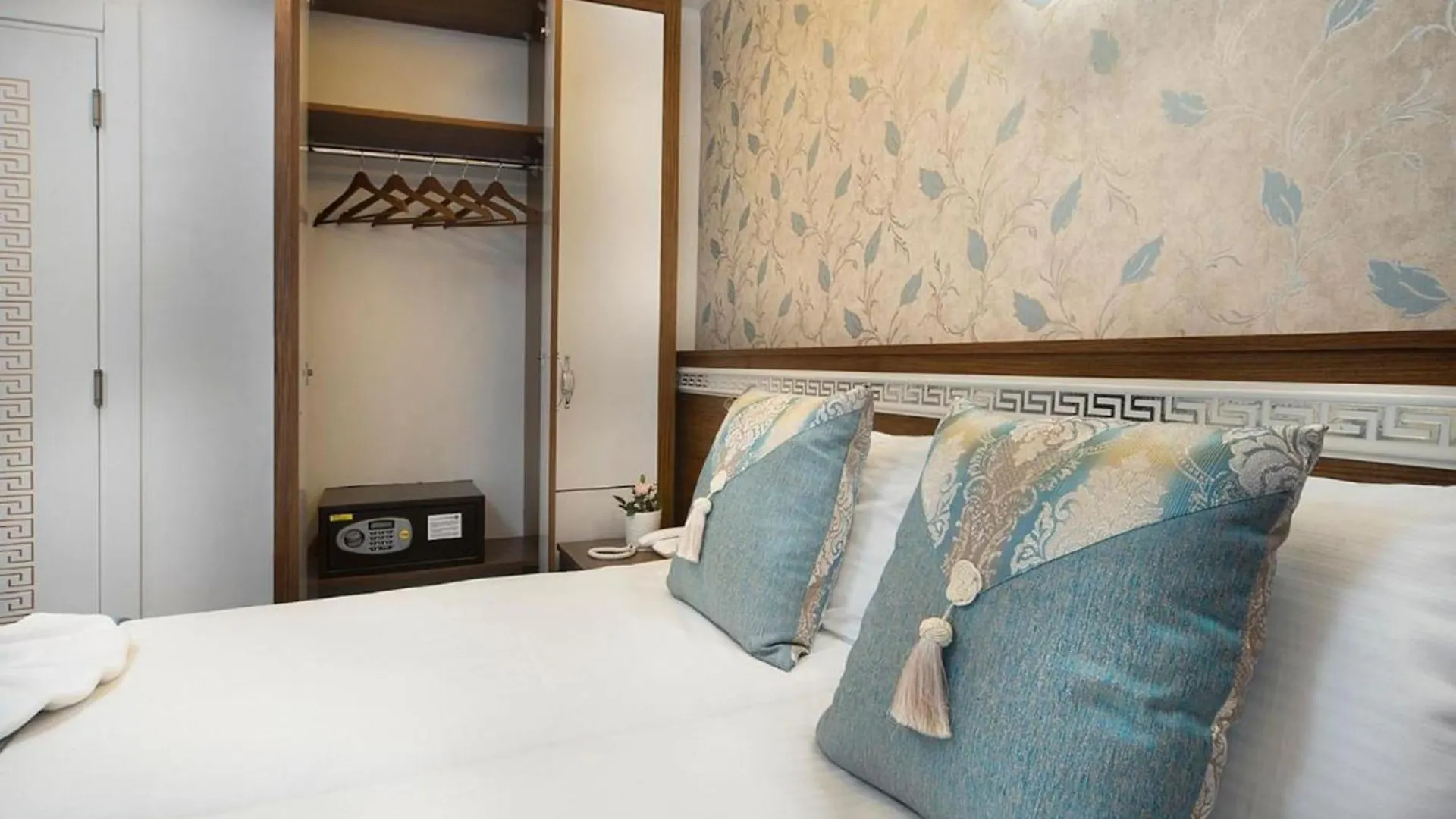 Room In Guest Room Istanbul 0*,